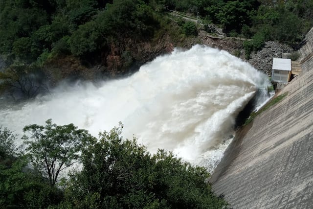 "Cola de novia": el espectáculo que este martes se llevó toda las miradas. (Foto: VíaCarlosPaz).