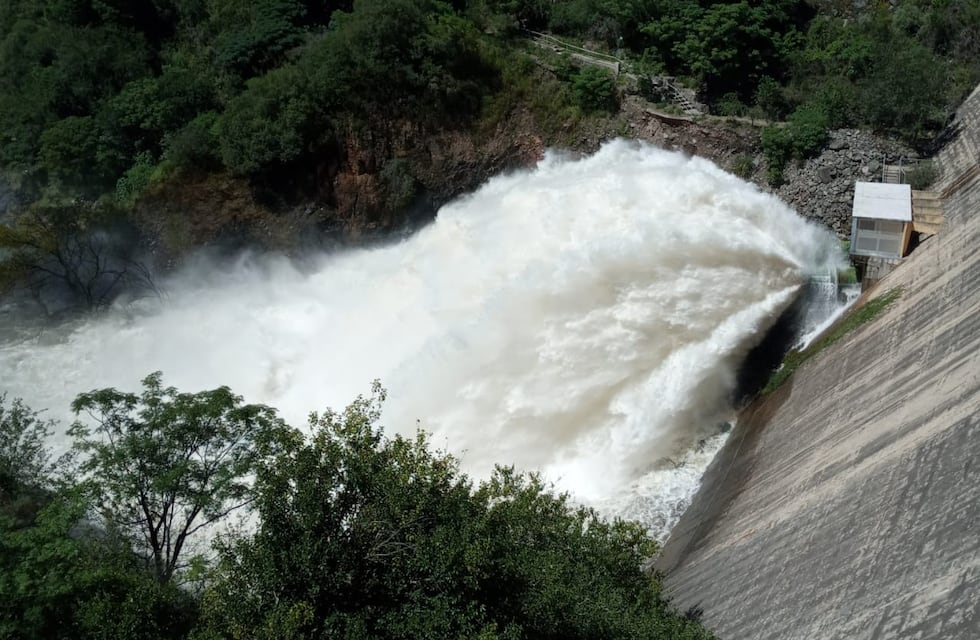 “Cola de novia”: el espectáculo que se llevó la mirada de cientos de vecinos y turistas