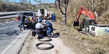 Un taller móvil de Agua Potable de Jujuy se desplazó hasta el sitio donde se detectó la rotura y de inmediato comenzaron las labores de reparación.
