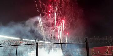 La celebración en el Cementerio de los Elefantes incluyó el uso de pirotecnia detrás de las tribunas.