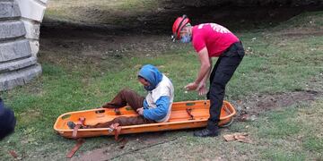 El sujeto de 49 años no podía salir por la crecida del río.