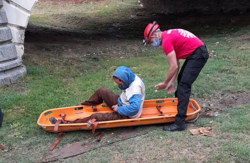 Video: bomberos rescataron un hombre en situación de calle atrapado por la crecida del río Suquía