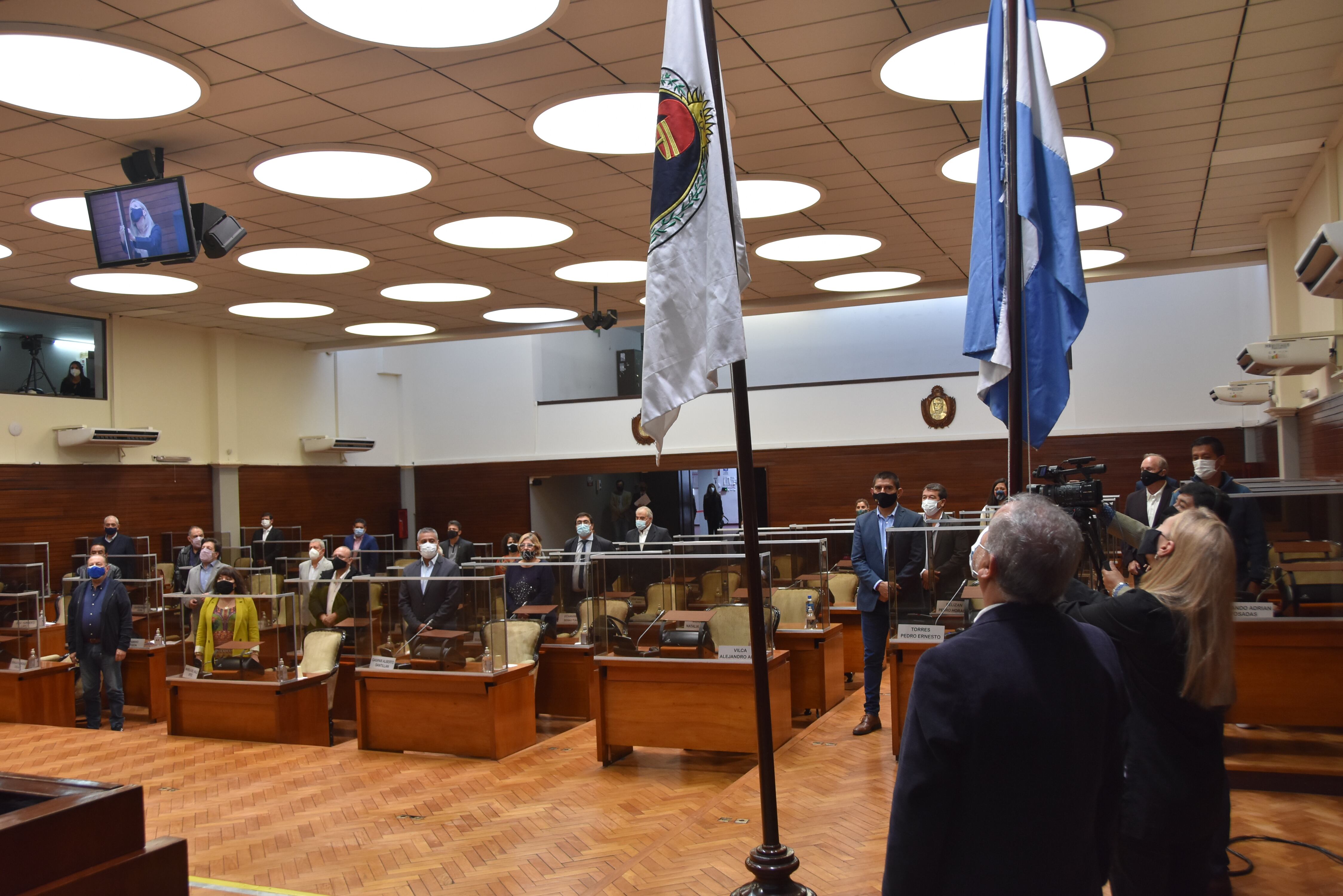 El izamiento de las Banderas estuvo a cargo de los diputados Juan Carlos Abud Robles, Gabriela Romina Albornoz, Cyntia Eunice Alvarado y Carlos Alberto Amaya.