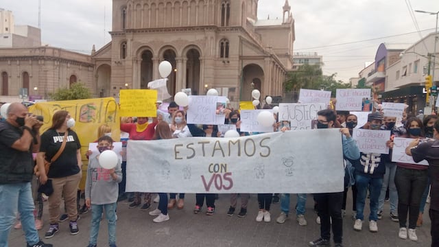 Marcha reclamando justicia por la muerte de Zoe en La Rioja (@LineasNoticias).