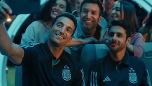 Scaloni y Aimar en el video de seguridad de Aerolíneas.