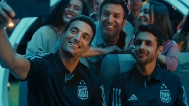 Scaloni y Aimar en el video de seguridad de Aerolíneas.