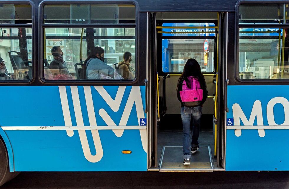 Los colectivos deberán circular con las ventanillas bajas y trabadas