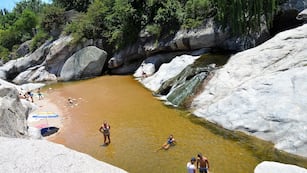 El balneario El Remanso, sobre el río Chico. en Nono. Pocos de agua, entre playas de arena y cascadas. (La Voz)