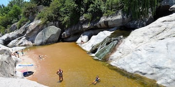 El balneario El Remanso, sobre el río Chico. en Nono. Pocos de agua, entre playas de arena y cascadas. (La Voz)