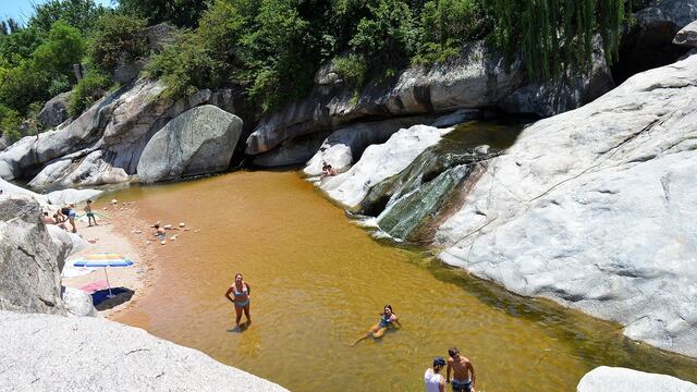 El balneario El Remanso, sobre el río Chico. en Nono. Pocos de agua, entre playas de arena y cascadas. (La Voz)