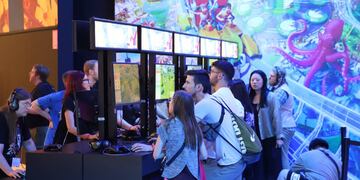 Los aficionados a los videojuegos tienen mucho que ver y probar en la Gamescom de Colonia, Alemania.  (DPA)