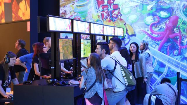 Los aficionados a los videojuegos tienen mucho que ver y probar en la Gamescom de Colonia, Alemania.  (DPA)