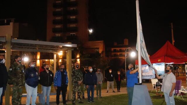 Tradicional "vigilia" en Villa Carlos Paz, previo al Día del Veterano y de los Caídos en la Guerra de Malvinas y con la presencia del intendente Daniel Gómez Gesteira.