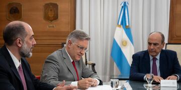 Llaryora y Francos firmaron el traspaso de la obra pública. (Gobierno de Córdoba)