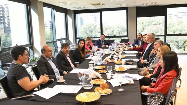 Reunión de miembros de legisladores con representantes del Ministerio de Educación