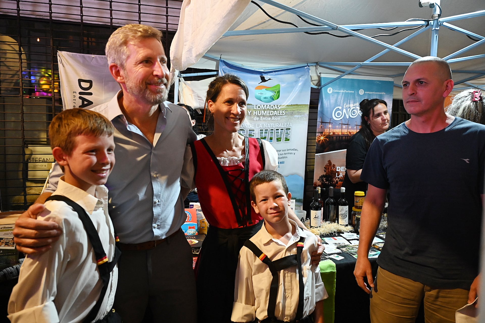Rogelio Frigerio en stand