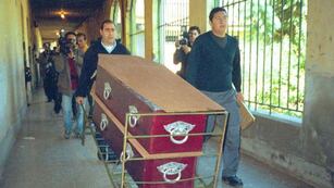 La imagen de los cajones ingresando al penal recorrió todos los medios en aquellos días