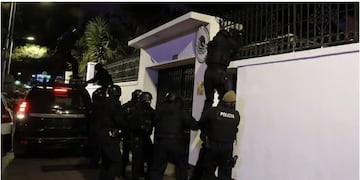 Fuerzas especiales de Ecuador irrumpieron en la embajada de México.