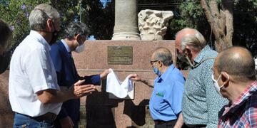 El Intendente de San Martín, junto al cónsul italiano inauguran la restauración del capitel romano de la plaza Italia del departamento. Gentileza Municipalidad de San Martín
