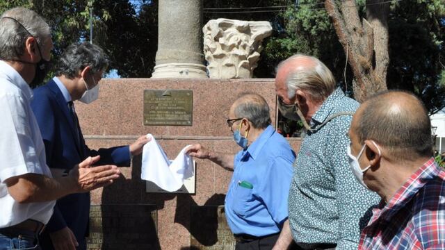 El Intendente de San Martín, junto al cónsul italiano inauguran la restauración del capitel romano de la plaza Italia del departamento. Gentileza Municipalidad de San Martín