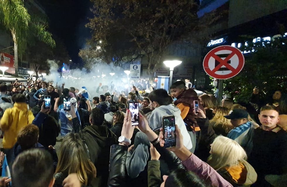 Argentina bicampeón de América: turistas y vecinos unidos en un festejo multitudinario en el Centro de Carlos Paz