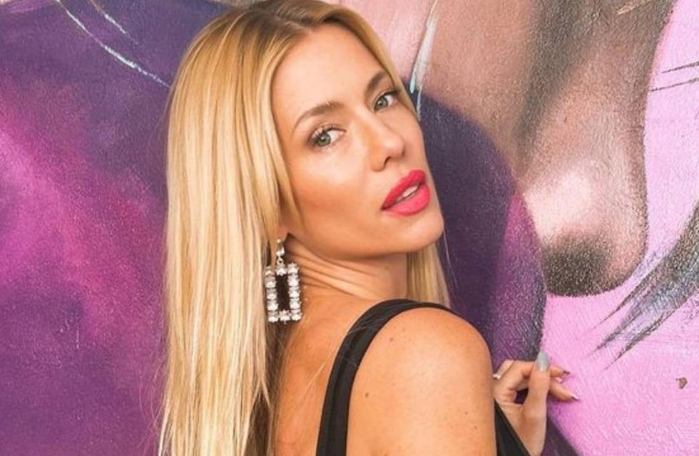 Nicole Neumann desplegó toda su sensualidad con un conjunto de lencería y plumas