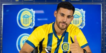 El delantero de 27 años se probó la camiseta de la Academia cuando firmó los papeles.