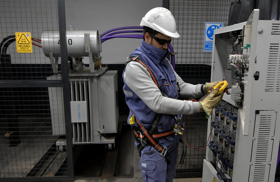 Con otra jornada de calor agobiante, más de 20 mil usuarios no tienen luz