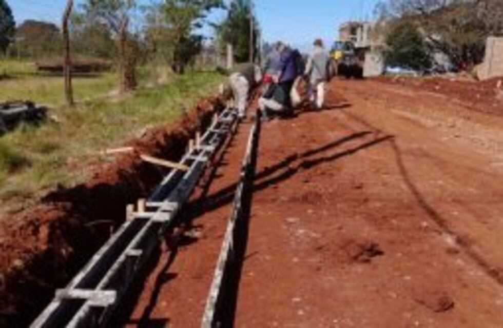 Inician obras de cordón y empedrado en Oberá