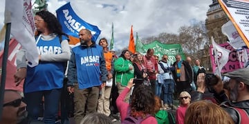 Dirigentes sindicales se reunieron en la Plaza San Martín de Rosario como parte del reclamo de aumento salarial.