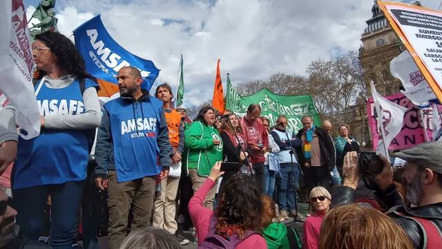 Dirigentes sindicales se reunieron en la Plaza San Martín de Rosario como parte del reclamo de aumento salarial.