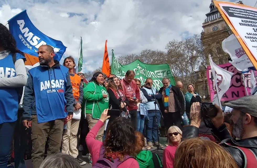Estatales y docentes marcharon por Rosario en su primer día de paro