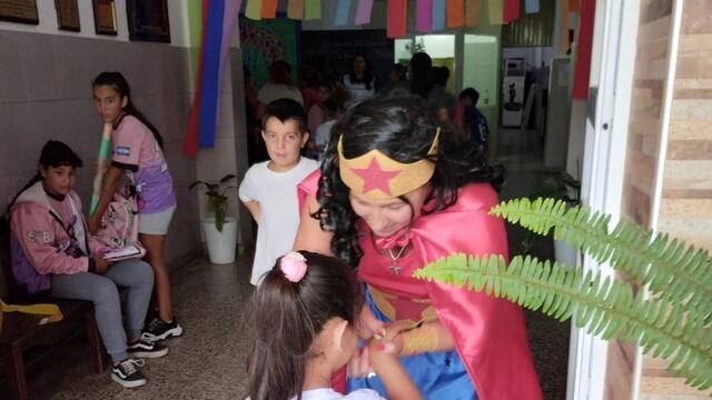 Docentes se disfrazaron de superheroínas para recibir a sus alumnos.