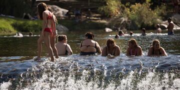 Con el calor y por el finde largo, los ríos se colmaron. Este lunes también está para tirarse al agua.
