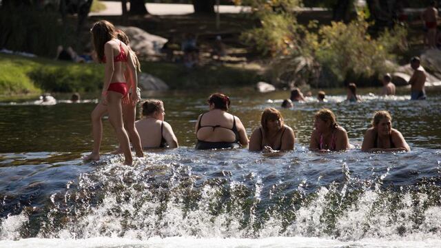 Con el calor y por el finde largo, los ríos se colmaron. Este lunes también está para tirarse al agua.