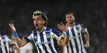 Ronaldo Martínez marcó el 1-0 de Talleres ante Newell's en el Kempes. (Javier Ferreyra / La Voz)