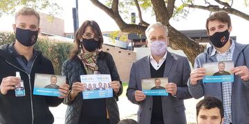 La ex vicegobernadora de Santa Fe posó con la boleta del Frente de Todos durante una recorrida por la costanera de Rosario.