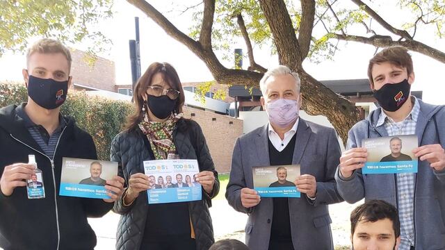 La ex vicegobernadora de Santa Fe posó con la boleta del Frente de Todos durante una recorrida por la costanera de Rosario.