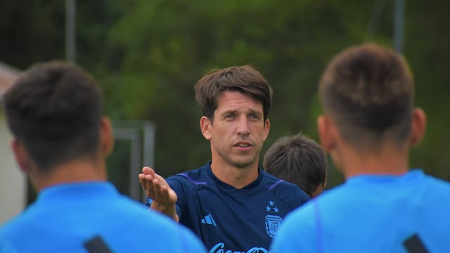 Diego Placente comanda a la Selección Sub 17 y citó a cinco jugadores de Talleres (La Voz archivo)