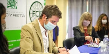 El Director Ejecutivo de la Entidad Binacional Yacyretá, Ignacio Barrios Arrechea durante la firma del convenio