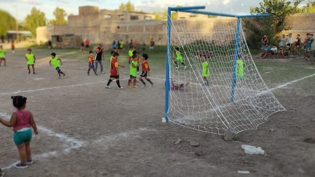 La Municipalidad de San Martín recupera potreros y baldíos y los transforma en canchas de fútbol donde los chicos juegan en los barrios del departamento. Gentileza MSM