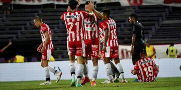 La Gloria festejó en Uruguay; le ganó a Cerro Largo por 2-1 y se coronó campeón en su primera participación internacional. (Twitter @InstitutoACC)
