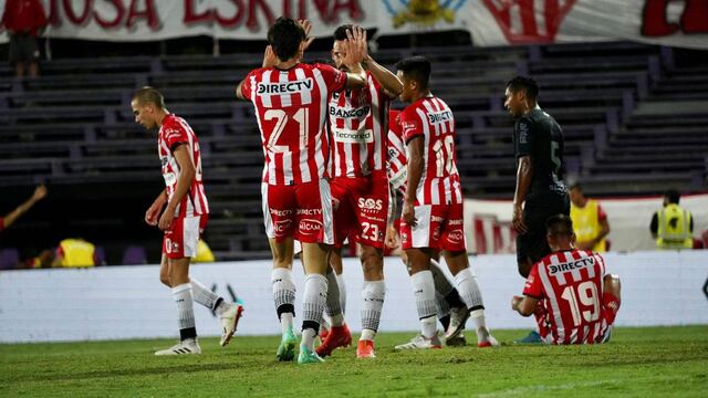 La Gloria festejó en Uruguay; le ganó a Cerro Largo por 2-1 y se coronó campeón en su primera participación internacional. (Twitter @InstitutoACC)