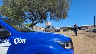 Asalto y muerte. Policías trabajan en el lugar donde, el sábado a la noche, se produjo el asalto que terminó en homicidio, en las afueras de La Granja. (Radio Jesús María)