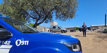 Asalto y muerte. Policías trabajan en el lugar donde, el sábado a la noche, se produjo el asalto que terminó en homicidio, en las afueras de La Granja. (Radio Jesús María)