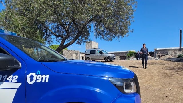 Asalto y muerte. Policías trabajan en el lugar donde, el sábado a la noche, se produjo el asalto que terminó en homicidio, en las afueras de La Granja. (Radio Jesús María)