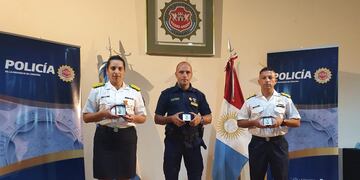 Reconocimiento a tres policías de la Unidad Regional Punilla: Sub. Crio. Ivana Hidalgo, Sargento Alejandro Casconi, y Sub. Crio. Lucas Brizuela. (Foto: prensa / Unidad Regional Punilla).