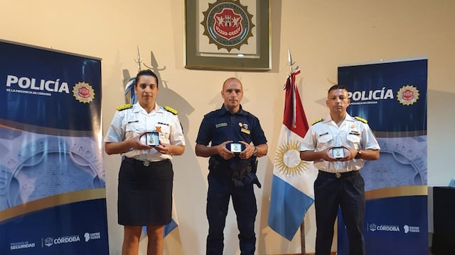 Reconocimiento a tres policías de la Unidad Regional Punilla: Sub. Crio. Ivana Hidalgo, Sargento Alejandro Casconi, y Sub. Crio. Lucas Brizuela. (Foto: prensa / Unidad Regional Punilla).