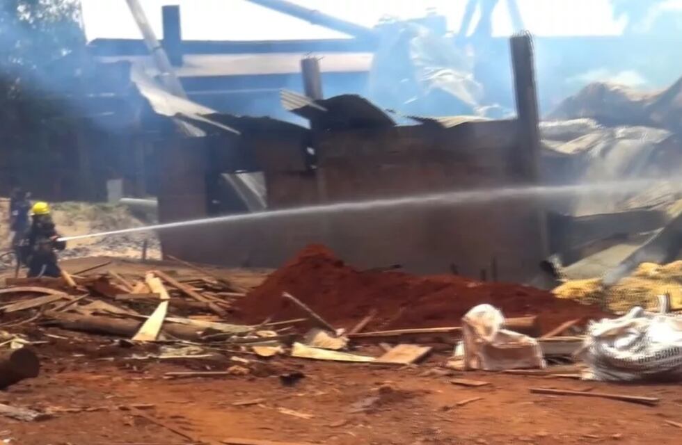Incendio en un aserradero de Eldorado causó la destrucción total de un sector