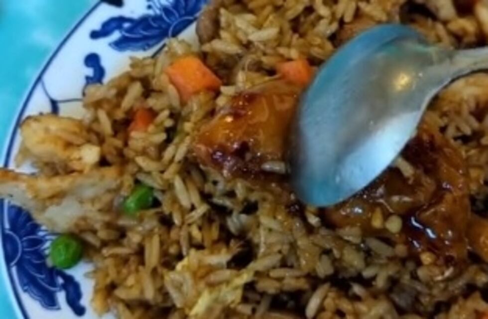 Pidió arroz frito en un restaurante chino y encontró en su plato un ingrediente inesperado